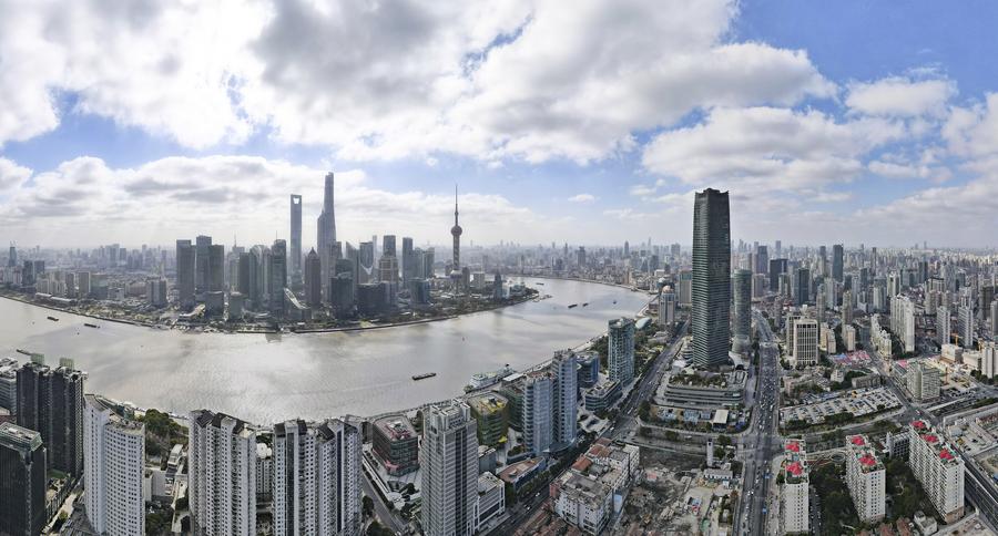 10 января 2023 года, вид на деловую зону Луцзяцзуй в районе Пудун города Шанхай на востоке Китая. /Фото: Синьхуа/