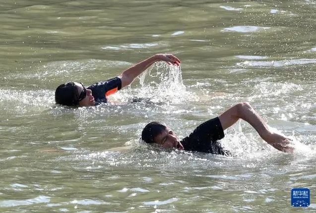 Мэр Парижа проплыла по Сене, чтобы доказать, что река достаточно чиста для Олимпийских игр