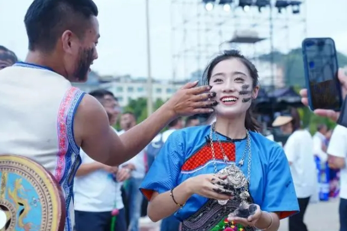 Фестиваль раскрашивания лиц Хуаляньцзе в Юньнане