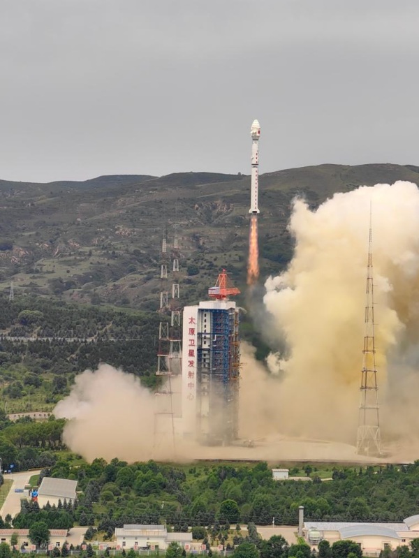 19 июля 2024 года, ракета-носитель "Чанчжэн-4Б" /Long March-4B/ со спутником "Гаофэнь-11 05" на борту стартует с космодрома Тайюань, расположенного в провинции Шаньси на севере Китая. /Фото: Синьхуа/
