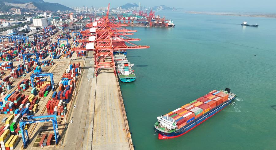 9 мая 2024 года, грузовое судно пришвартовывается в контейнерном терминале порта Ляньюньган пров. Цзянсу /Восточный Китай/. /Фото: Синьхуа/ 