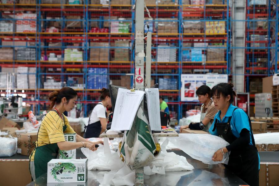 18 июня 2024 года, женщины трудятся на складе в уезде Лунли провинции Гуйчжоу /Юго-западный Китай/. /Фото: Синьхуа/       