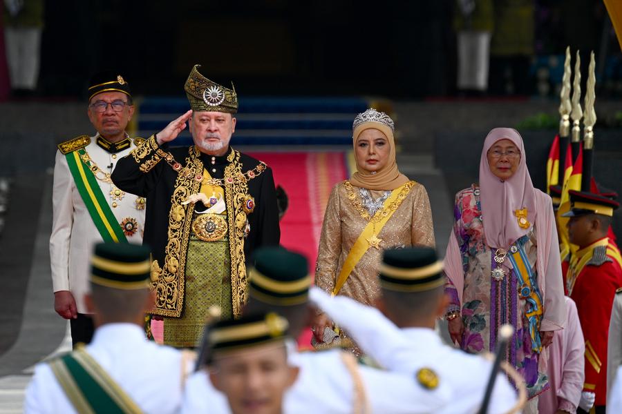 20 июля, Куала-Лумпур. Верховный правитель Малайзии Султан Ибрагим Султан Искандар /слева в центре/ на церемонии коронации. /Фото: Служба информации Малайзии /Синьхуа/