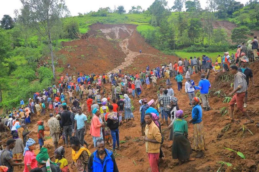 Число погибших в результате схода оползней в эфиопском районе Гезе-Гофа возросло до 229 человек. /Фото: Синьхуа/ 