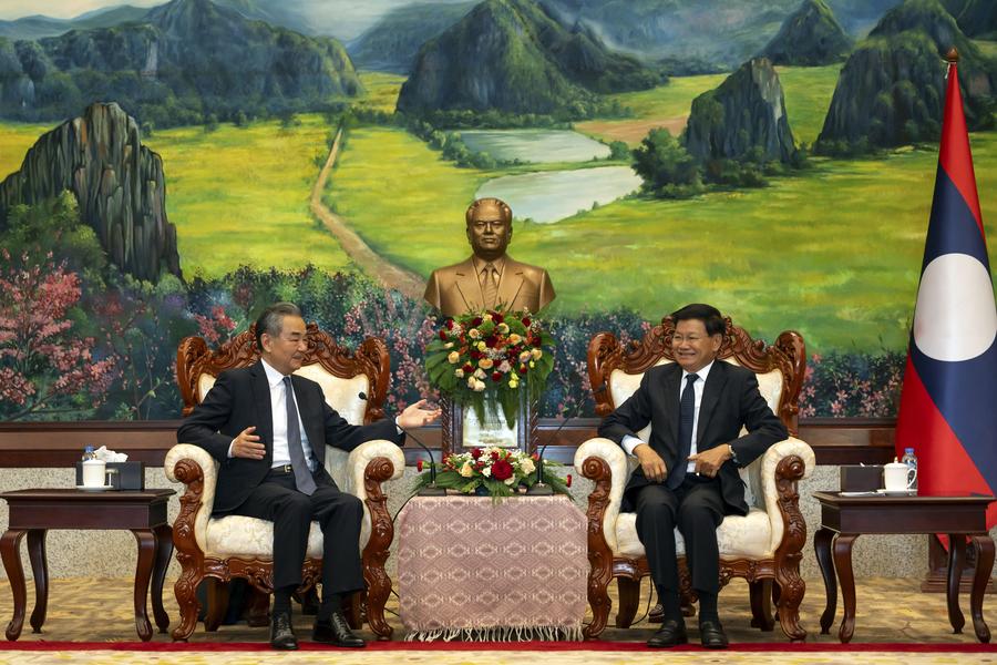 Лаосский лидер Тхонглун Сисулит и министр иностранных дел КНР Ван И на встрече в Вьентьяне 25 июля /Фото: Синьхуа/