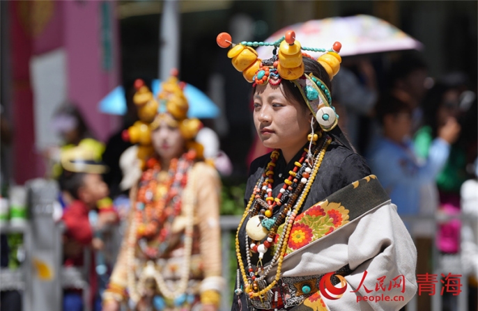 Самый яркий этнический стиль демонстрируется на улицах города Юйшу в провинции Цинхай