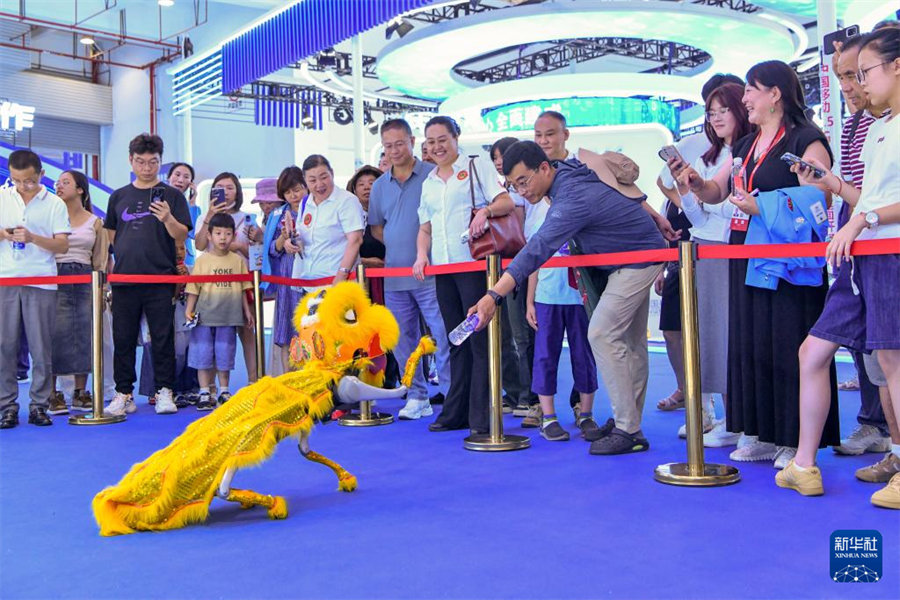 Высокотехнологичные экспонаты на выставке «Китай-Южная Азия» привлекают внимание посетителей