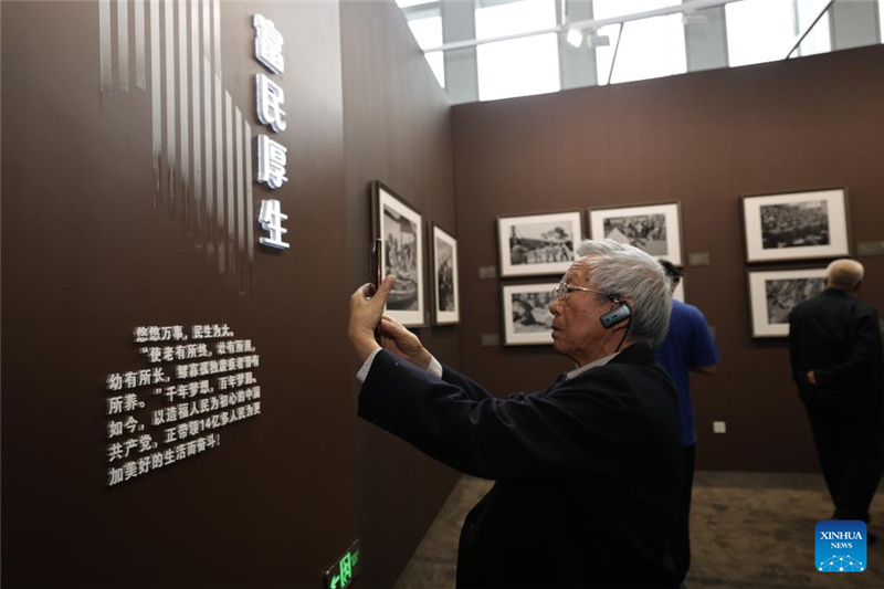 Приуроченная к 75-летию образования КНР фотовыставка об исторических преобразованиях Китая открылась в Пекине