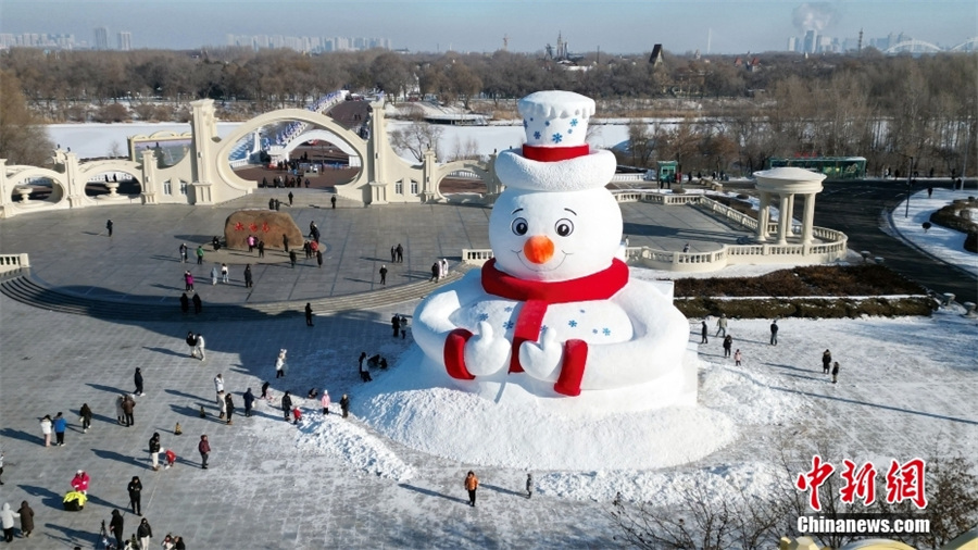 В Харбине появился снеговик высотой 20 метров