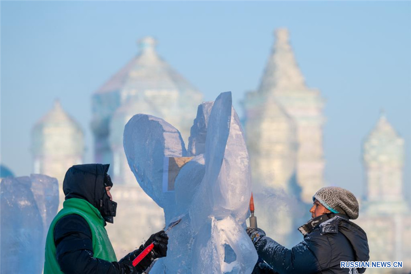 Международный конкурс ледовых скульптур проходит в Харбине