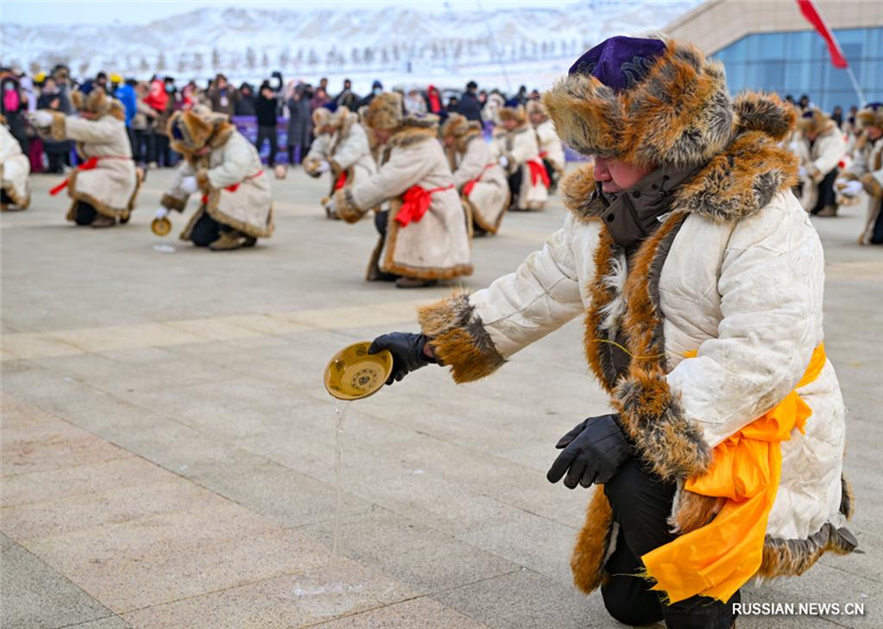 На озере Улюнгур в Синьцзяне началась зимняя рыбалка