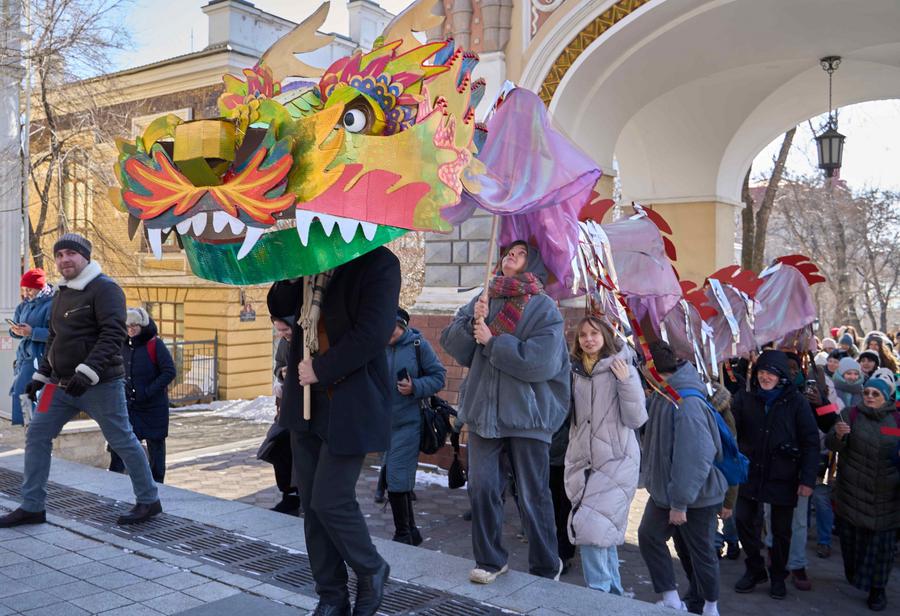 1 февраля, Владивосток, Россия. Праздничное шествие с драконом в честь китайского Нового года во Владивостоке /Фото: Синьхуа/