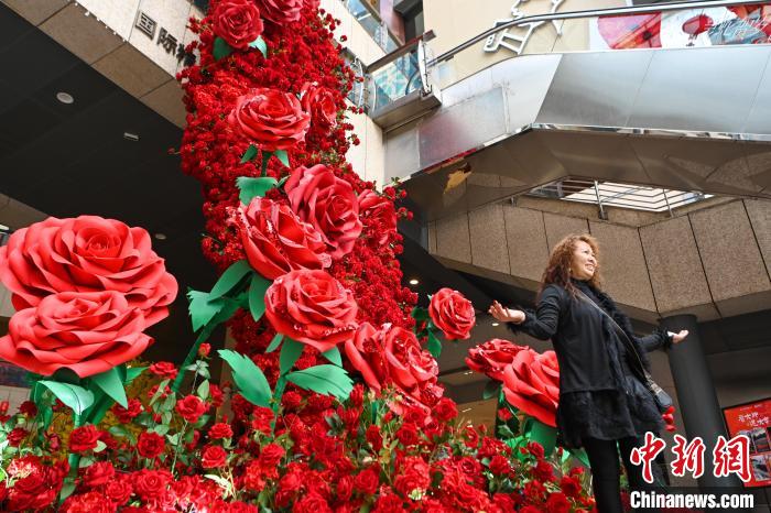 В Куньмине появился 13-метровый «водопад роз»