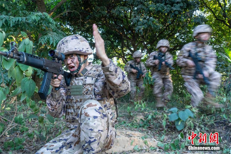 В Наньнине военнослужащие провели антитеррористические учения