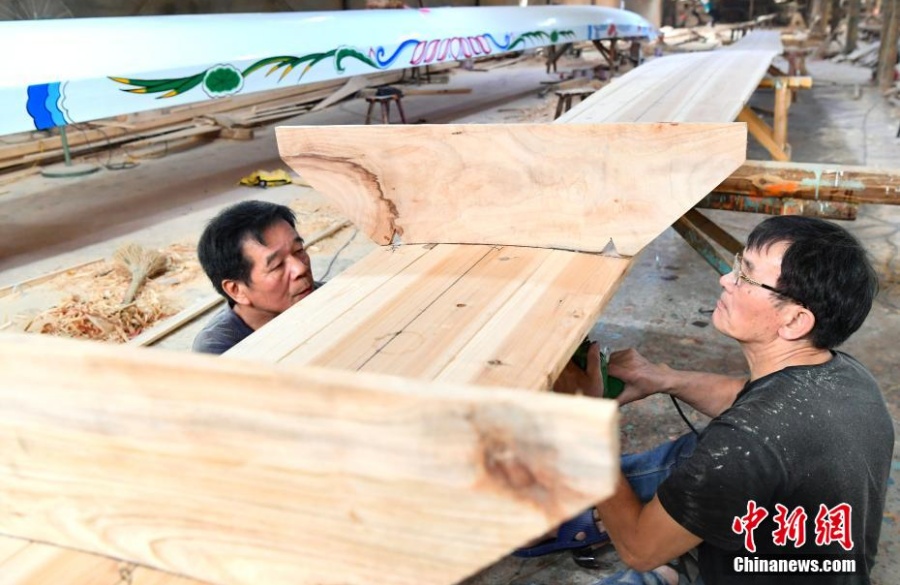 Мастера китайской деревни Фанчжуан заняты изготовлением лодок-драконов