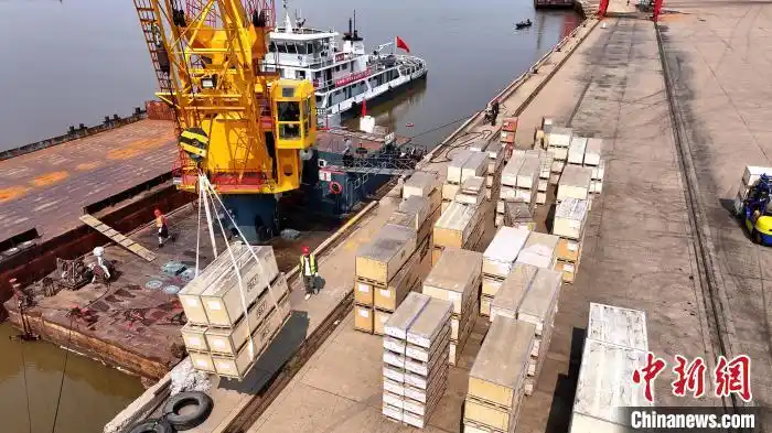 В порту Тунцзян запустили речное грузовое сообщение с Россией