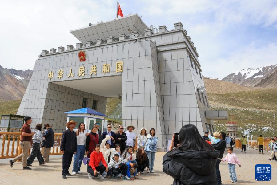 Памирское нагорье привлекает туристов несравненными летними пейзажами