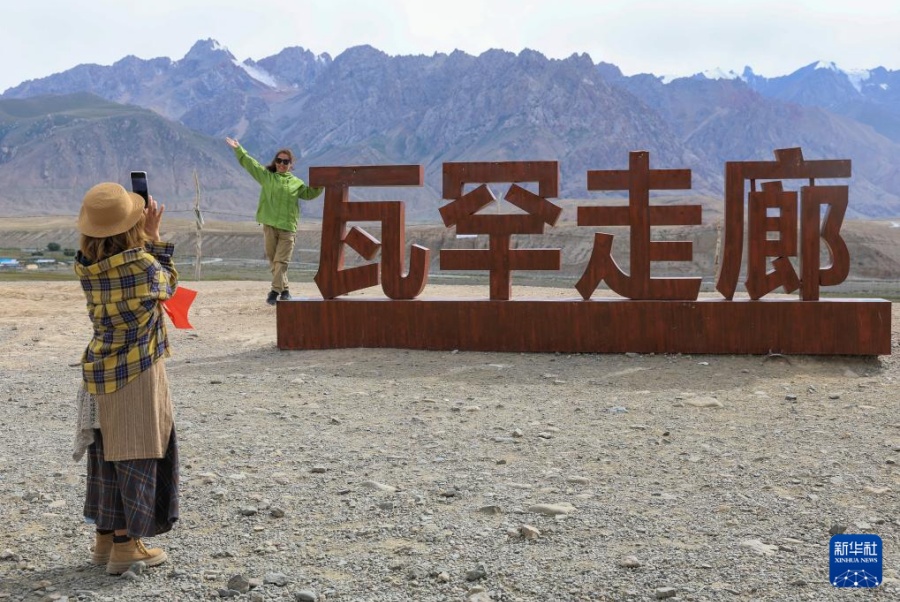 Памирское нагорье привлекает туристов несравненными летними пейзажами