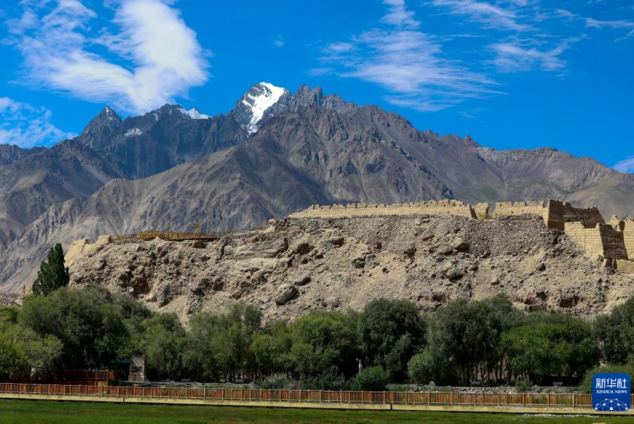 Памирское нагорье привлекает туристов несравненными летними пейзажами
