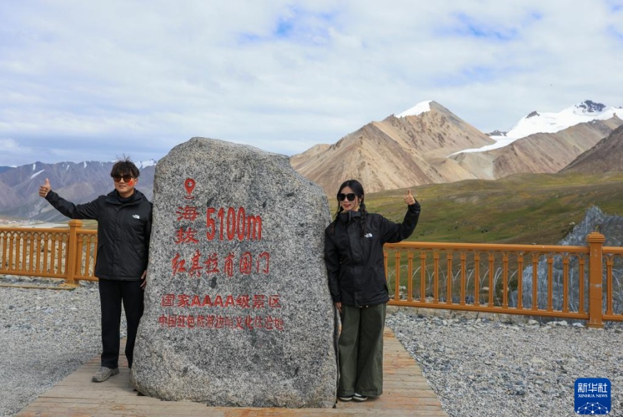 Памирское нагорье привлекает туристов несравненными летними пейзажами