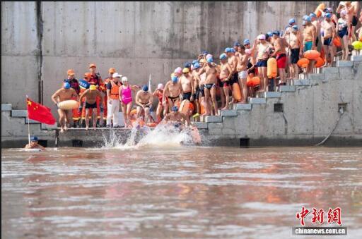Более 200 пловцов из Китая и России пересекли пограничную реку Хэйлунцзян