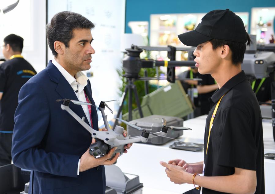 Китайский производитель дронов DJI представил свою первую серию моделей роботов-уборщиков