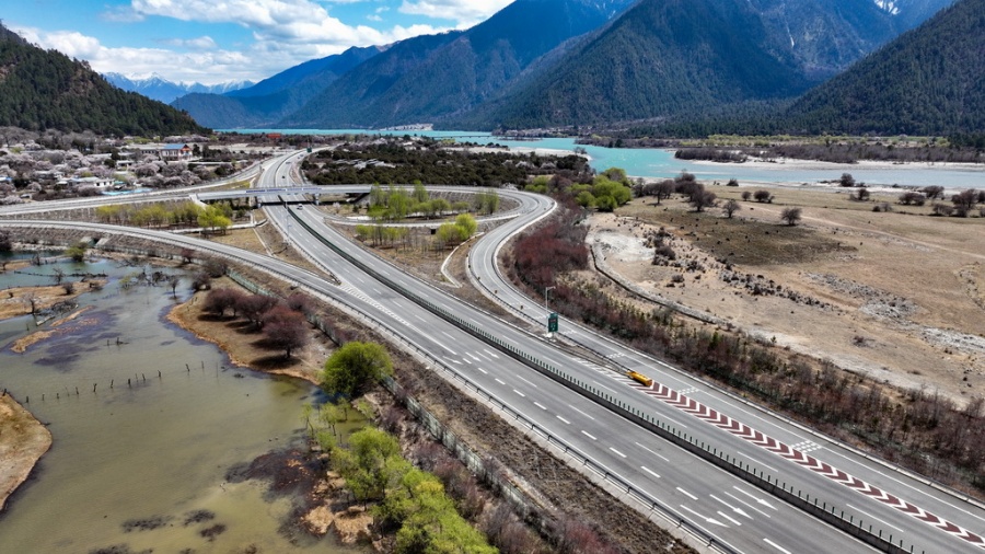 Высокогорные дороги стали счастливым путем для народа Сицзана