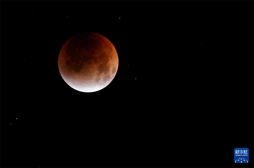 Алая Луна озарила ночное небо Китая