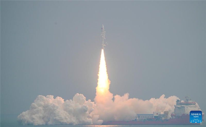 Китай запустил с морской платформы ракету-носитель с новыми спутниками
