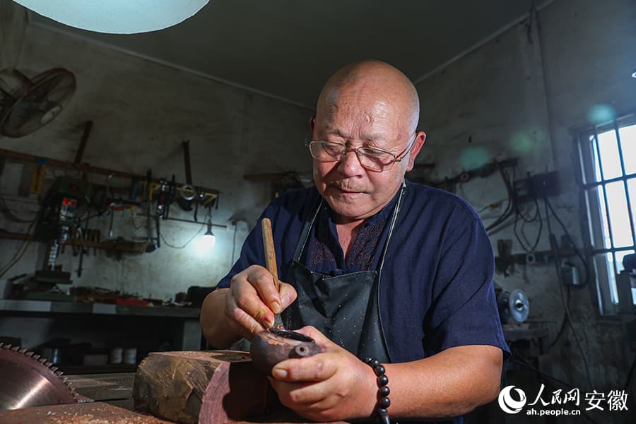 Деревянные чайники из уезда Цзинсянь: как мастер превращает блок дерева в произведение искусства