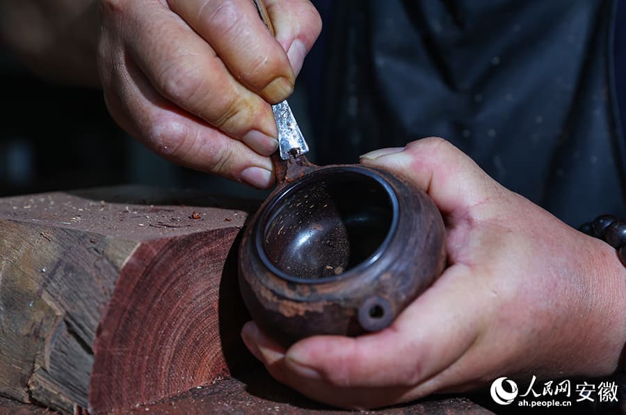 Деревянные чайники из уезда Цзинсянь: как мастер превращает блок дерева в произведение искусства