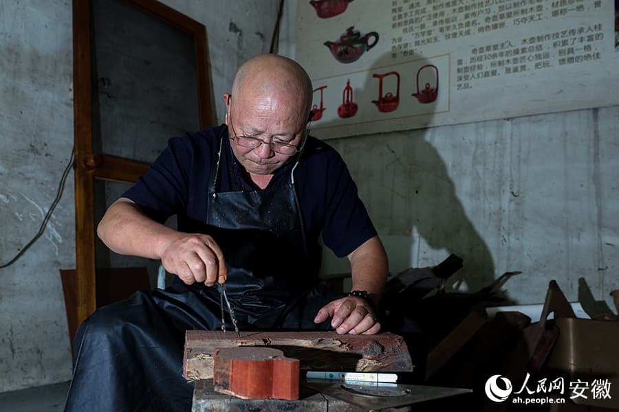 Деревянные чайники из уезда Цзинсянь: как мастер превращает блок дерева в произведение искусства