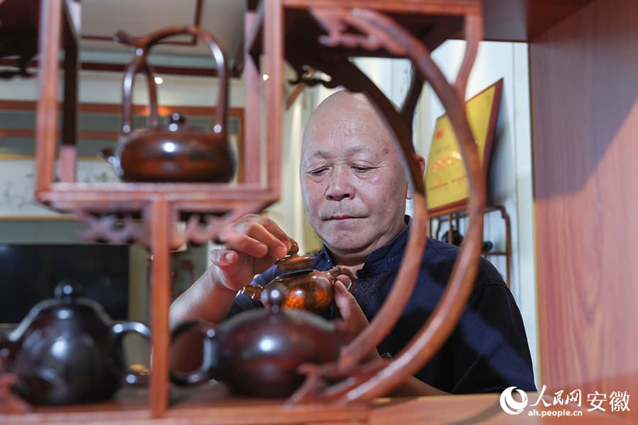 Деревянные чайники из уезда Цзинсянь: как мастер превращает блок дерева в произведение искусства