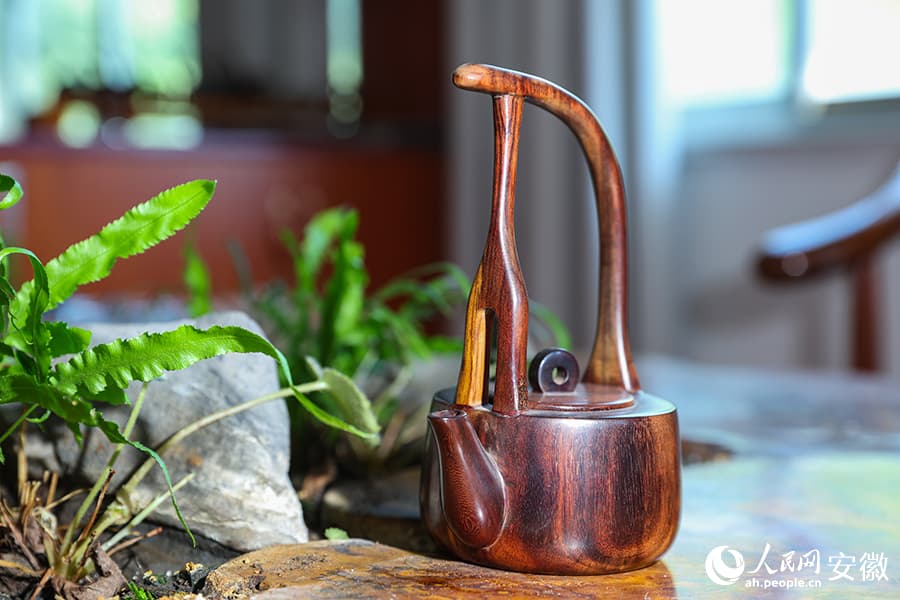 Деревянные чайники из уезда Цзинсянь: как мастер превращает блок дерева в произведение искусства
