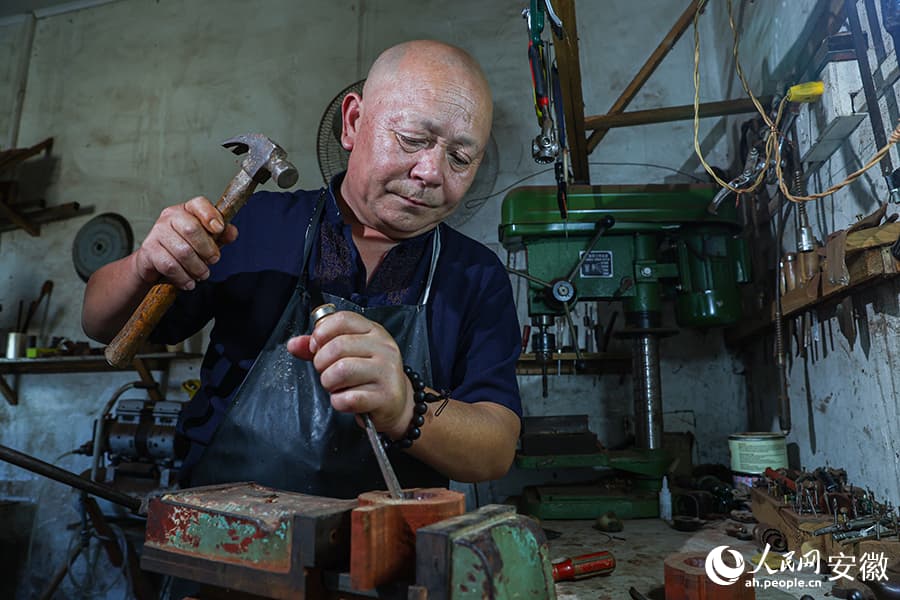 Деревянные чайники из уезда Цзинсянь: как мастер превращает блок дерева в произведение искусства