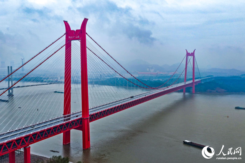 В провинции Аньхой открылось движение по железнодорожно-автомобильному мосту через реку Янцзы в Тунлине