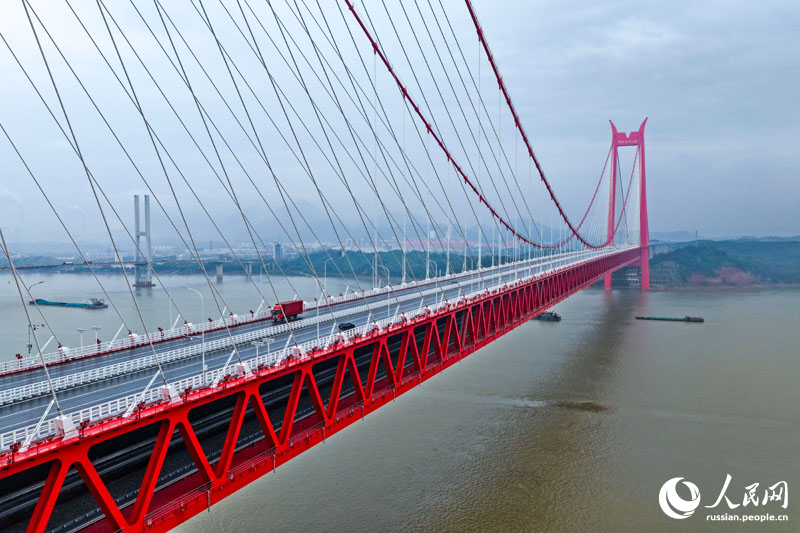В провинции Аньхой открылось движение по железнодорожно-автомобильному мосту через реку Янцзы в Тунлине