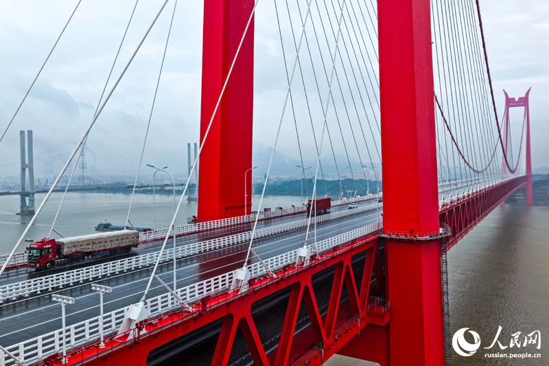 В провинции Аньхой открылось движение по железнодорожно-автомобильному мосту через реку Янцзы в Тунлине