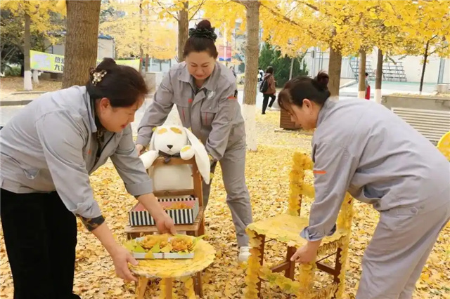 В Даляне уборщицы университета устроили осеннюю сказку из листьев гинкго