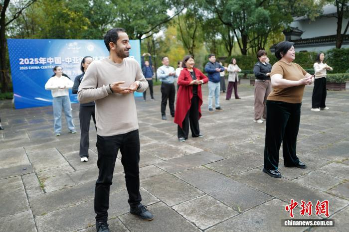 Молодежь Китая и Центральной Азии вместе осваивает бадуаньцзинь в Ханчжоу