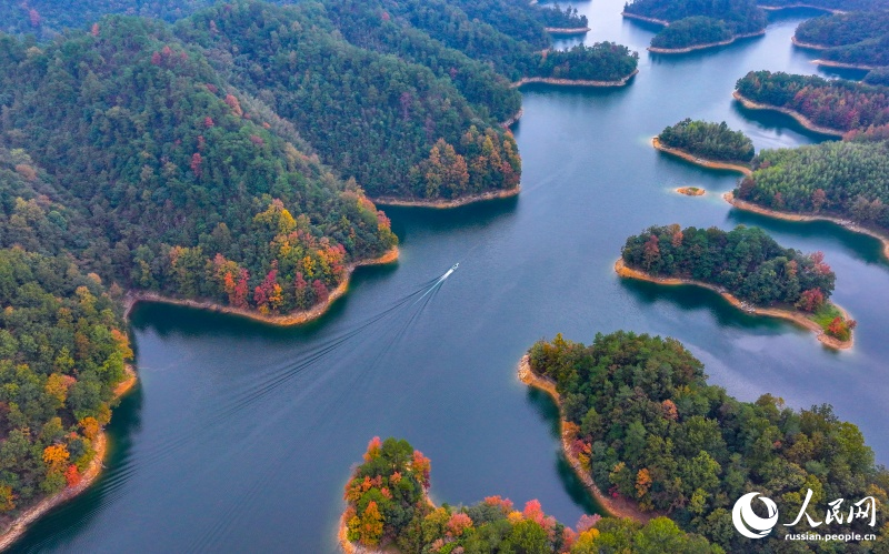 Живописный осенний пейзаж в районе озера Цяньдаоху в провинции Чжэцзян