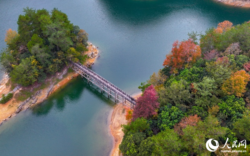 Живописный осенний пейзаж в районе озера Цяньдаоху в провинции Чжэцзян