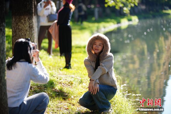 Красота Куньмина в начале зимы привлекает горожан