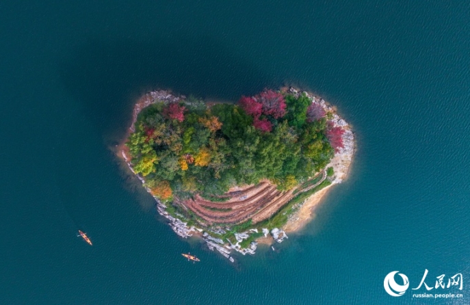 Живописный осенний пейзаж в районе озера Цяньдаоху в провинции Чжэцзян
