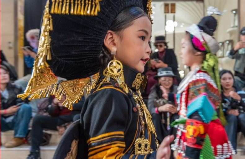 Традиционные костюмы Гуйчжоу представили на международном модном показе в Шанхае