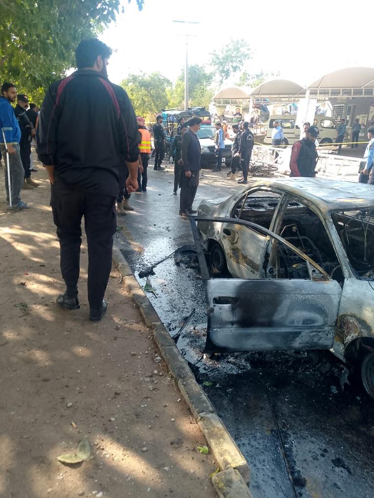 Обзор: 12 человек погибли и 38 получили ранения в результате совершенного смертником взрыва в Исламабаде