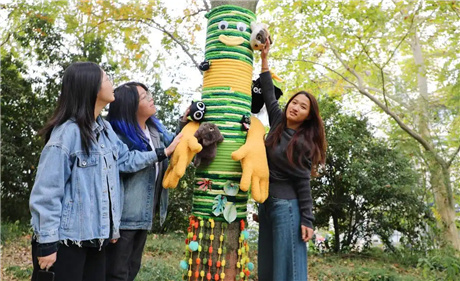 Студенты Чжэцзянского университета сельского и лесного хозяйства украсили деревья в рамках учебного проекта