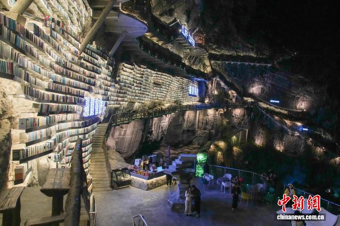 Книжный магазин на скале в Гуанси стал туристическим хитом