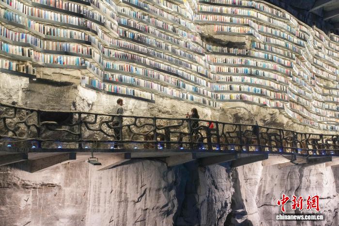 Книжный магазин на скале в Гуанси стал туристическим хитом