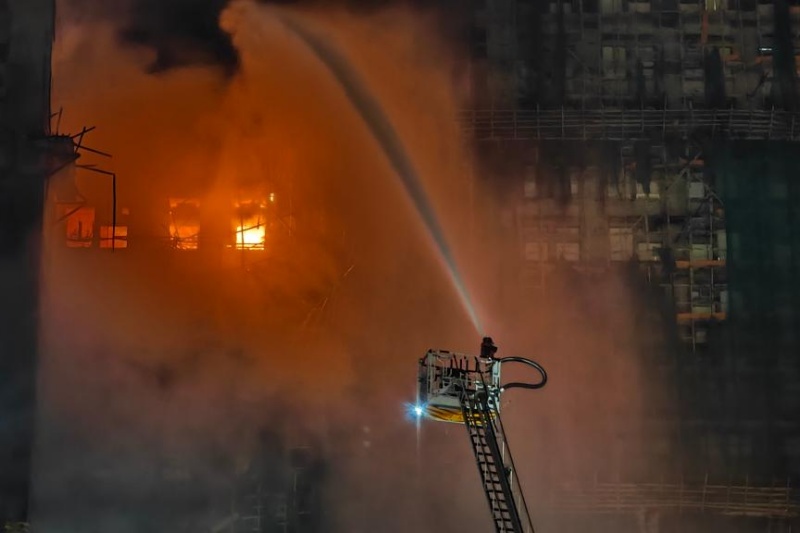 13 человек погибли в результате пожара в жилом районе Сянгана